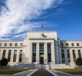 Поэтому к концу года ожидается еще два снижения ставок ФРС.